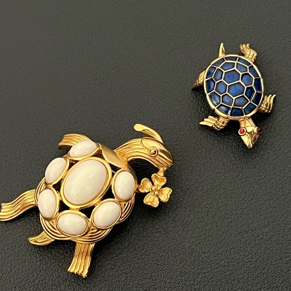 Trifari Gold and Blue Turtle Brooch Set - Picture 2 of 9